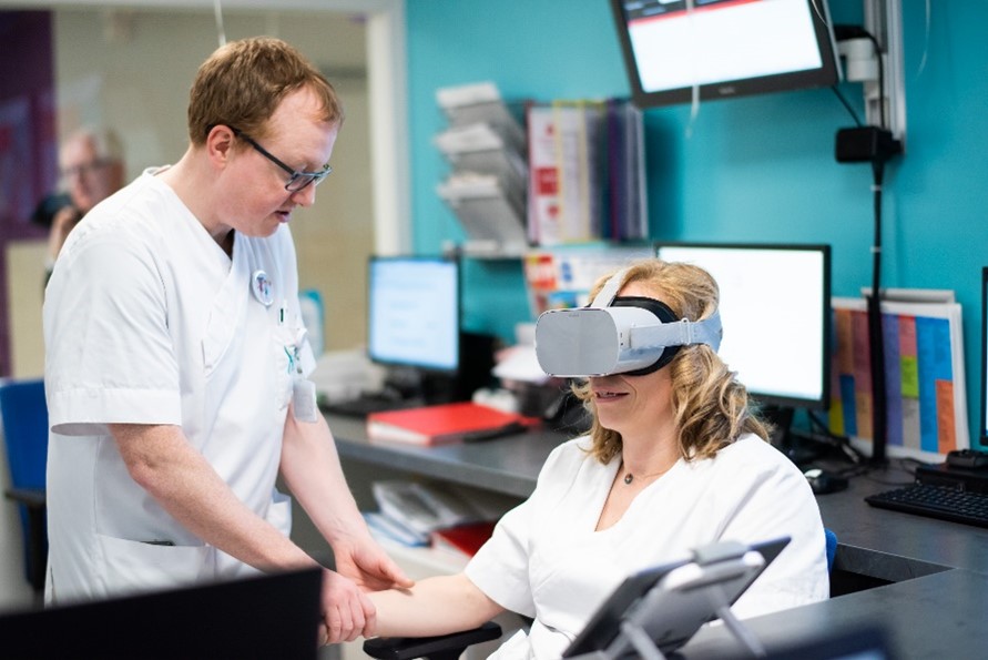 medecin qui donne la main a une infirmiere avec un masque de realité virtuelle
