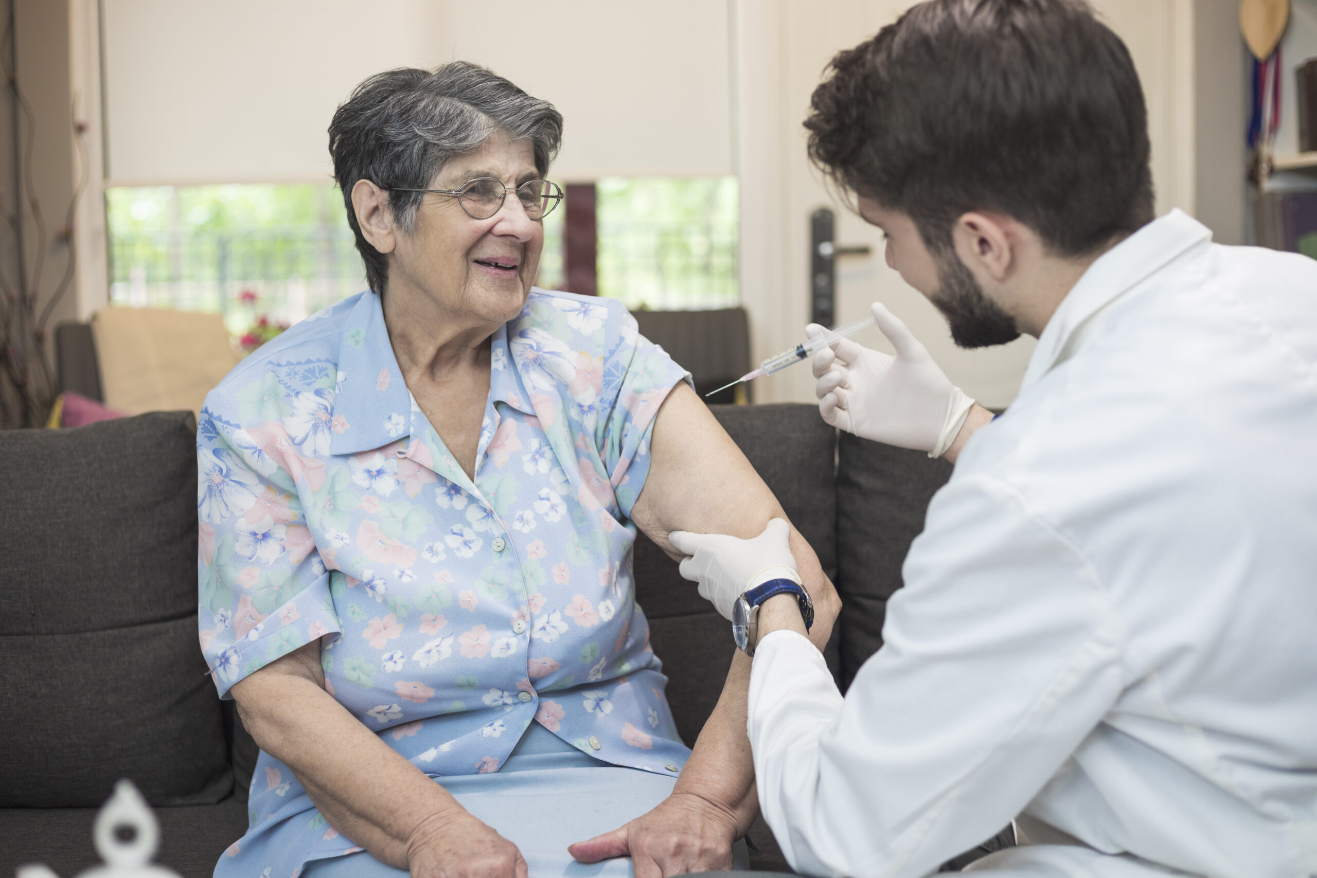 médecin tenant le bras a une personne âgée