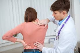 médecin tenant le bras a une personne âgée